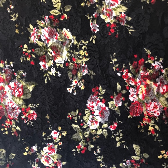 *NEW WITH TAGS* Simons Black Lace Top w/Embroidery - Picture 2 of 4